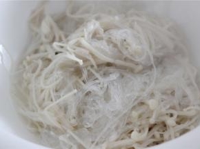 然后捞出放入盘子中备用