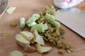 将泡菜，姜葱切成块状备用