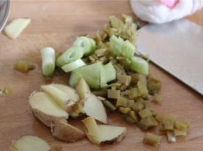 将泡菜，姜葱切成块状备用