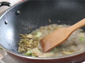 锅内倒油，放入切好的底料翻炒出香味