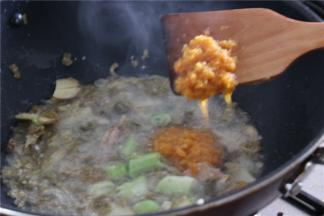 加一勺黄灯笼辣椒酱，再加水、盐、鸡精、胡椒粉熬煮汤汁