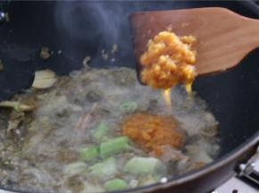 加一勺黄灯笼辣椒酱，再加水、盐、鸡精、胡椒粉熬煮汤汁