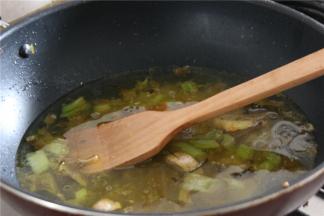 煮开后加点鸡汁，再熬4分钟左右