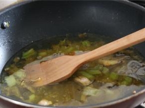 煮开后加点鸡汁，再熬4分钟左右