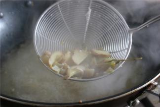煮好之后将汤里面的残渣捞出来，只留汤汁