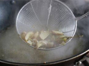 煮好之后将汤里面的残渣捞出来，只留汤汁