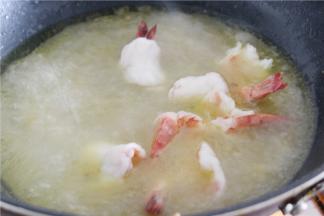 将虾仁下入汤内加一小勺白醋，将虾仁煮入味