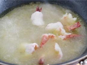 将虾仁下入汤内加一小勺白醋，将虾仁煮入味