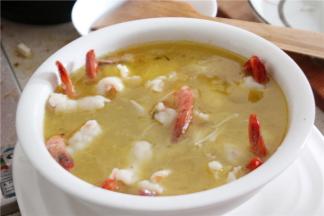 煮好的虾仁倒入装有配菜的盆子里