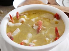 煮好的虾仁倒入装有配菜的盆子里