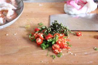 准备好青红椒圈和干花椒