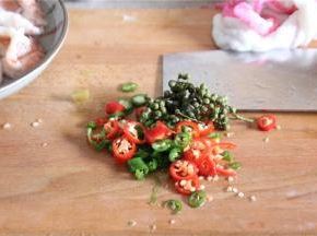 准备好青红椒圈和干花椒