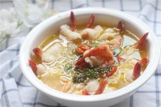 锅内烧热油，放入花椒和辣椒圈炒香，然后淋在虾仁上即可