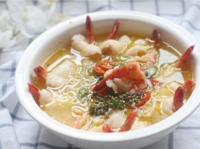 锅内烧热油，放入花椒和辣椒圈炒香，然后淋在虾仁上即可