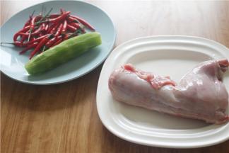 据说四川人一年吃掉2亿兔子，绕起来可绕地球一圈
仔姜、小米辣、泡豇豆、蒜、泡姜、青花椒、盐、鸡精、白胡椒粉、嫩肉粉、美极鲜酱油，豆瓣酱