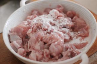 放调料盐、鸡精、白胡椒粉和一小勺嫩肉粉