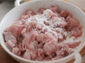 放调料盐、鸡精、白胡椒粉和一小勺嫩肉粉