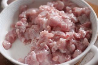 再稍加一点水用手抓着拌入味。
调好味之后要不断的用手大力抓拌，不仅可以让兔子更加入味，也可以让兔肉变的更加紧实，吃起来更有弹性；腌制10分钟左右用手捏一下，捏得动表示腌好了