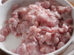 再稍加一点水用手抓着拌入味。
调好味之后要不断的用手大力抓拌，不仅可以让兔子更加入味，也可以让兔肉变的更加紧实，吃起来更有弹性；腌制10分钟左右用手捏一下，捏得动表示腌好了