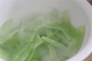 青笋去皮切片，锅内烧开水放入青笋焯水，水里加点盐，熟了捞起来放入盘子中