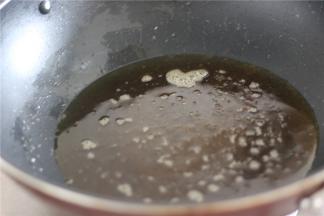 锅内放入多一些油，油温烧至三四成热