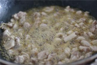 放入腌好的兔丁过油炸，中火炸至表面金黄捞起来