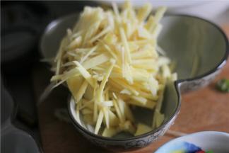 准备好鲜青花椒，仔姜，小米辣，泡豇豆，泡姜，青红椒，切成小块状备用。