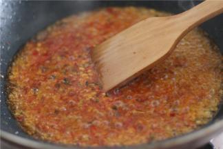 加入一大勺豆瓣酱炒出红油