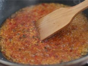加入一大勺豆瓣酱炒出红油
