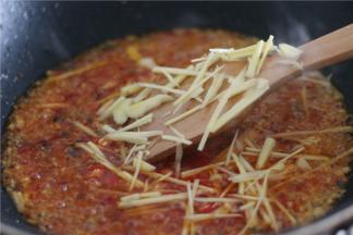 放入仔姜丝，青花椒，炒好之后加入适量水煮开