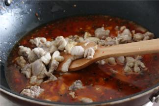 放入兔丁煮2分钟左右