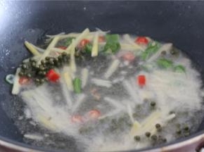 锅内烧热油，油热之后放入仔姜丝，青花椒和青红椒圈大火炒1分钟，炒出香味