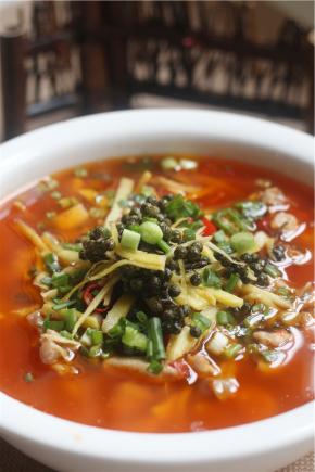 然后马上淋在兔子上，撒上少许的葱花就可以端上桌食用