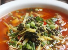 然后马上淋在兔子上，撒上少许的葱花就可以端上桌食用