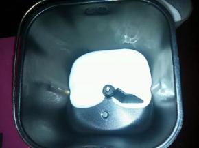 面包桶内放入酸奶.