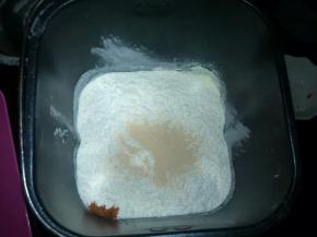 最后加入酵母,启动和面程序.揉至光滑面团后加入黄油.