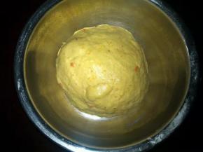 揉到扩展阶段,放入温暖处发酵.