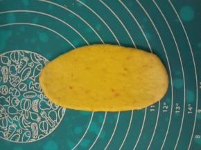 取一个面团擀成牛舌状.