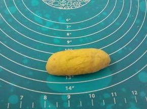 至上而下卷起,修成橄榄状.