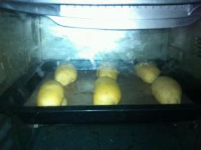 烤箱预热,180度,15分钟.