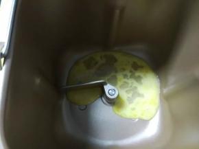 在面包桶内 加入蛋液