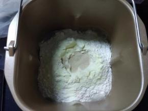 中间挖洞，加入酵母