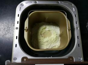 面包桶放入面包机顺时针旋转固定好