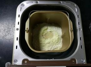 面包桶放入面包机顺时针旋转固定好