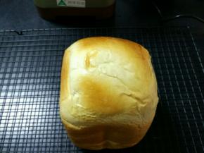 听到面包机发出“嘀嘀”提示音，取出面包晾凉