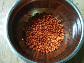 花生米用清水浸泡3小时以上