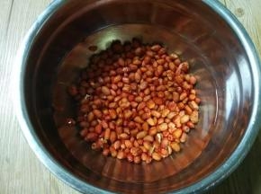 花生米用清水浸泡3小时以上