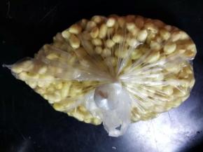 花生米放保鲜袋封好，放冰箱冷冻一晚。