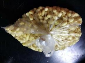 花生米放保鲜袋封好，放冰箱冷冻一晚。