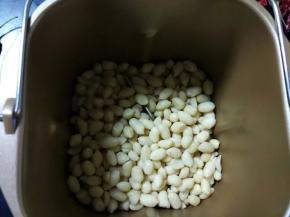 把冷冻过的花生米放入面包桶里